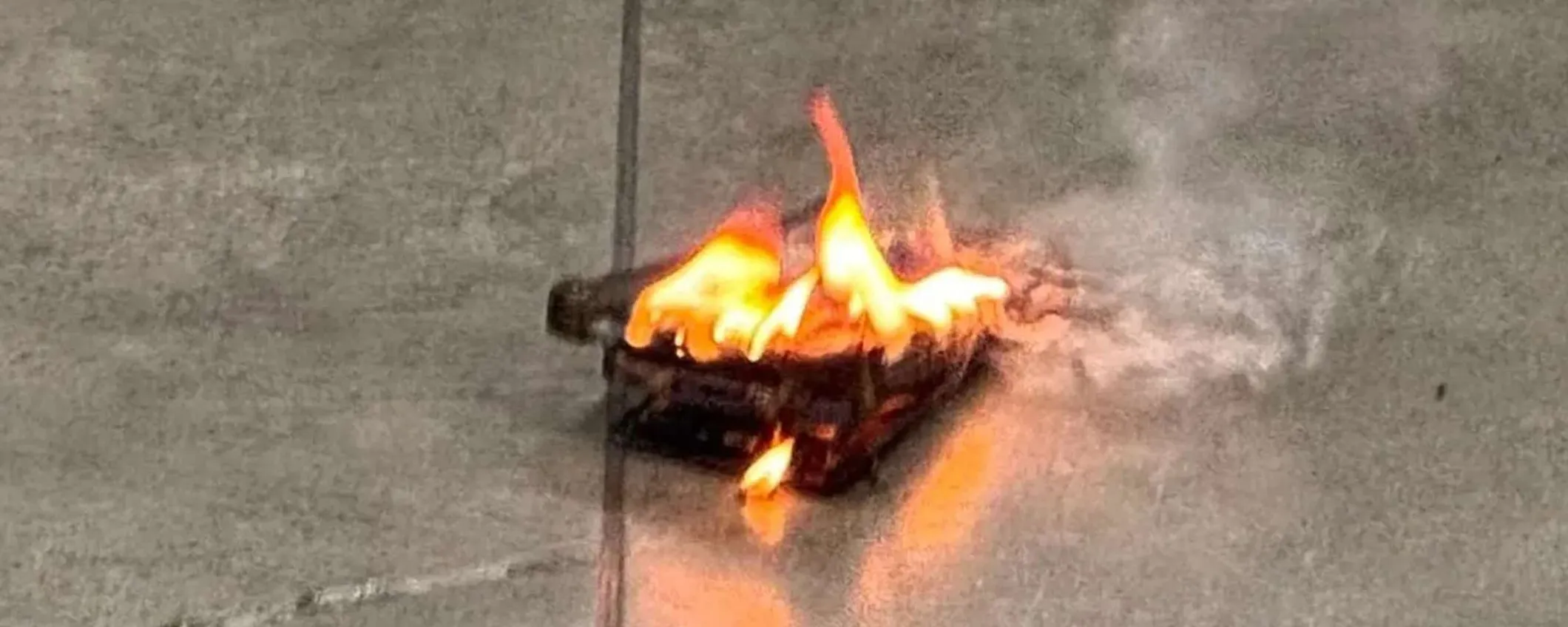 Un Samsung Galaxy S24 ha preso fuoco nelle mani di un utente