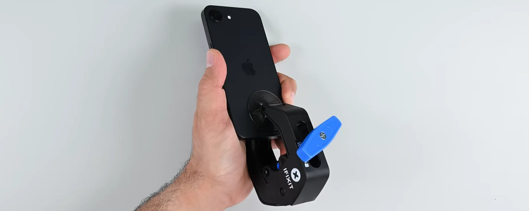 iPhone 16e: ecco perché l'eventuale riparazione sarà un gioco da ragazzi