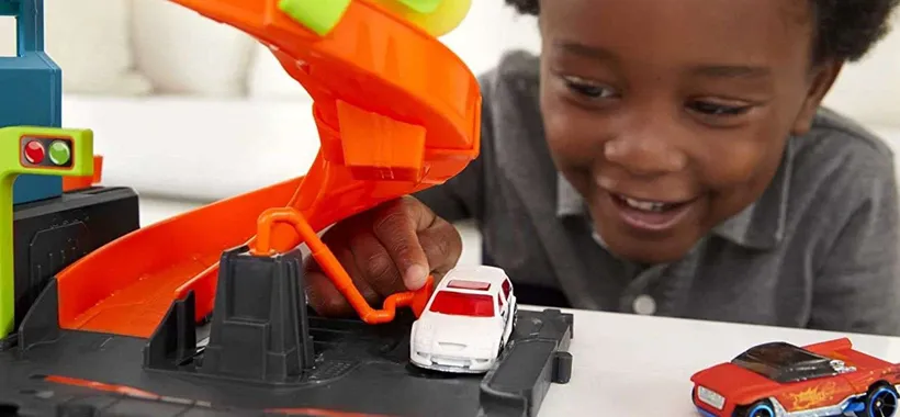 Idea regalo per i più piccoli? Questa magnifica torre Hot Wheels in offerta