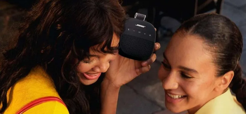 Bose SoundLink Micro (2ª Gen) con il laccetto per agganciarlo ovunque è super