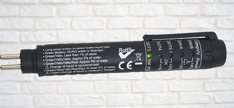 Liquido freni dell'auto? Controllalo con questa GENIALATA da 11€