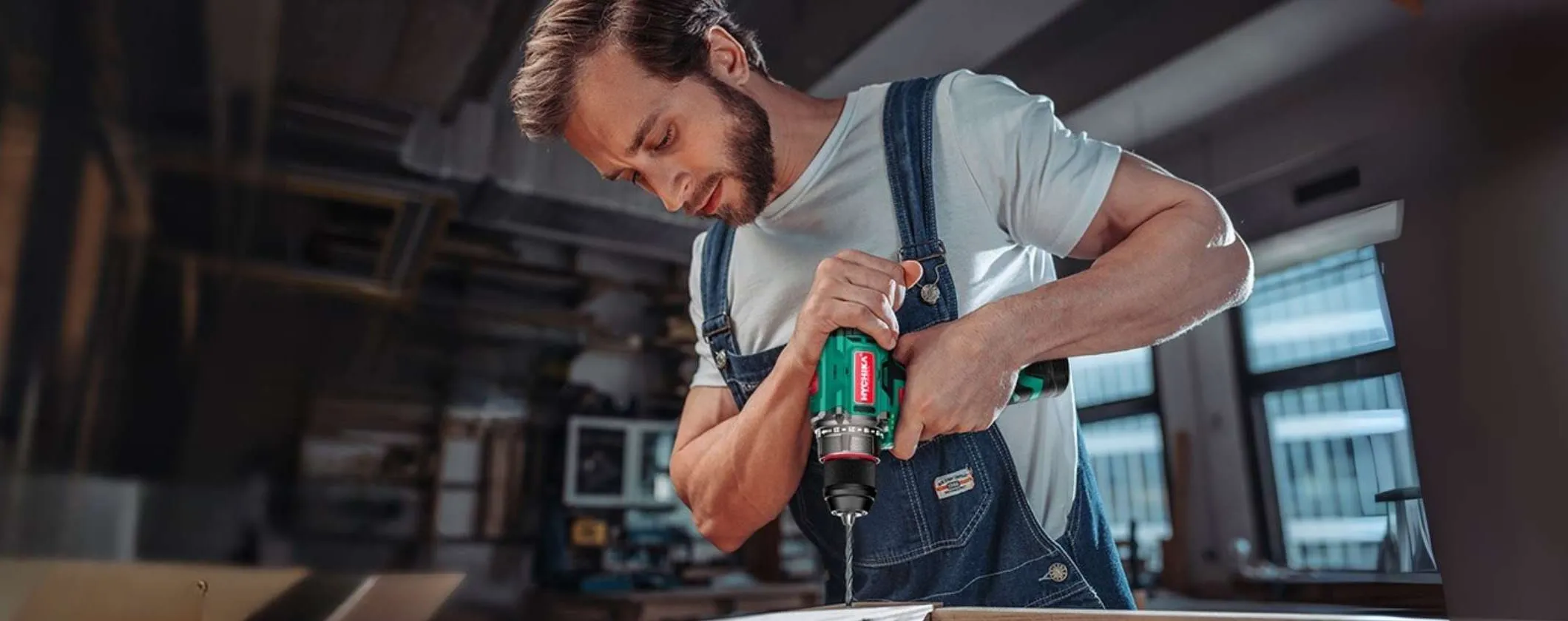 Trapano avvitatore a batteria con accessori inclusi per ogni tipo di lavoro