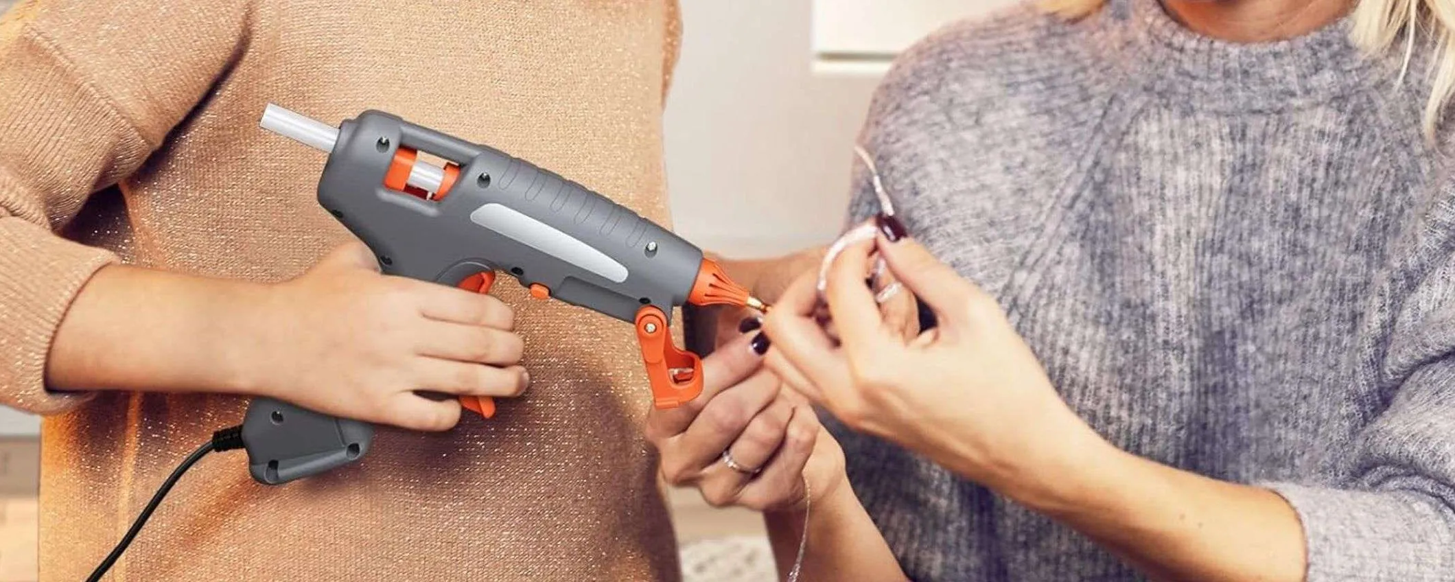 Pistola colla a caldo con kit di accessori in ottimo SCONTO LAMPO su Amazon