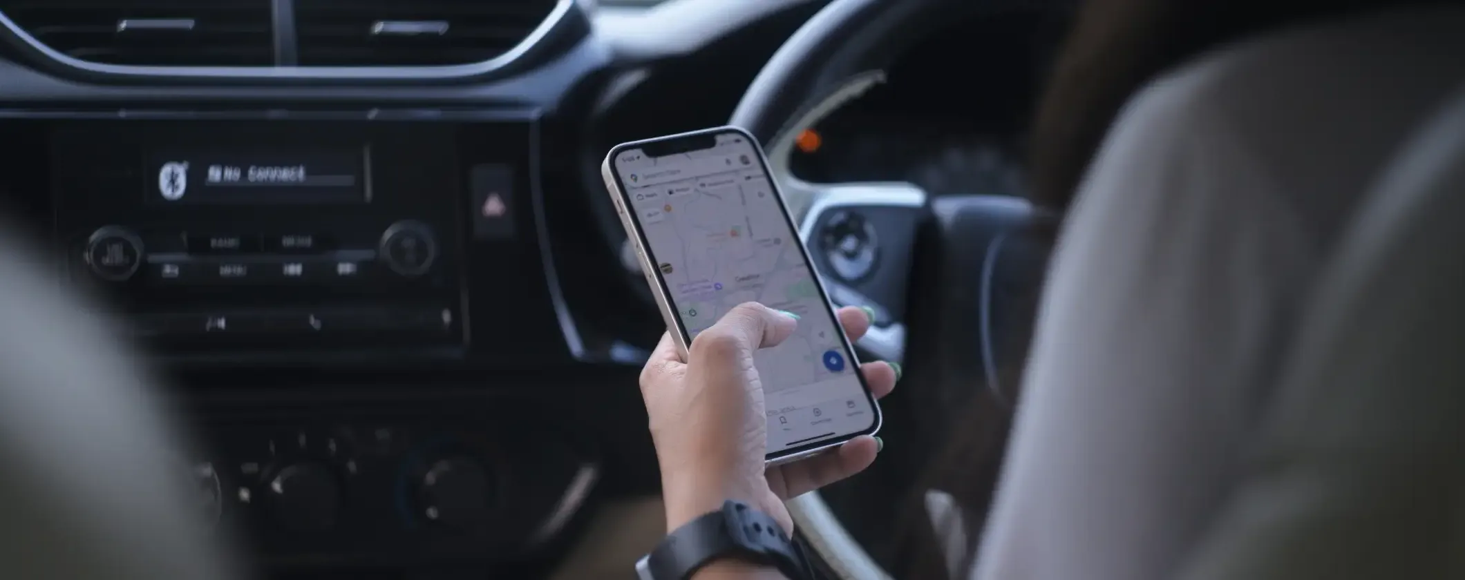Smartphone in auto? Ecco come utilizzarlo senza rischiare multe o patente