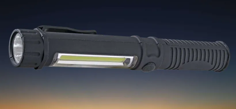 Sembra una penna, ma è una potente torcia 2 in 1: a 3,90€ è DA AVERE