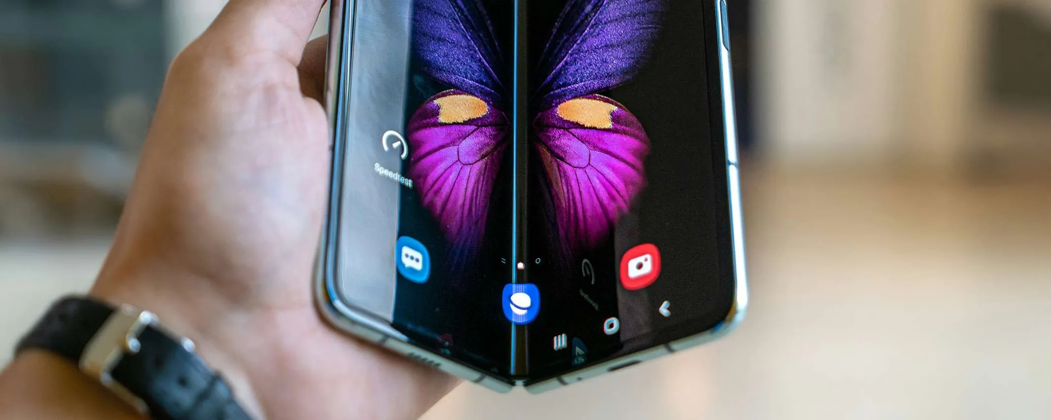 A Motorola manca uno smartphone pieghevole a libro: in arrivo nel 2026?