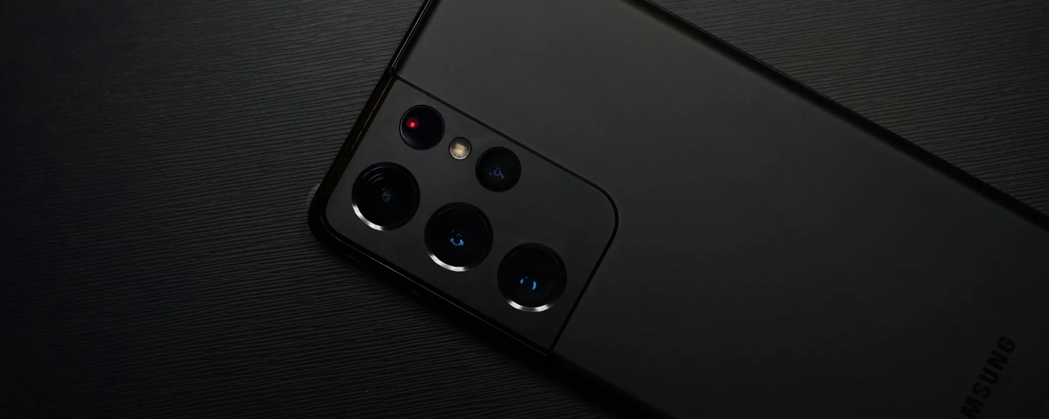 Galaxy S26 Ultra, Samsung cambierà il design per far spazio all'enorme fotocamera?