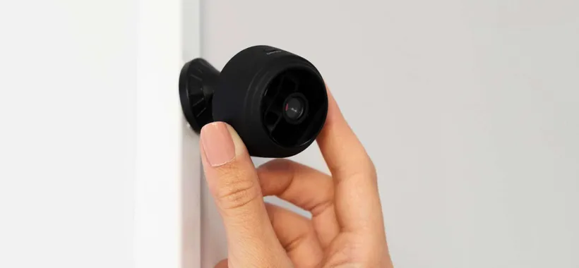 Come scoprire se hai una telecamera nascosta nella tua stanza