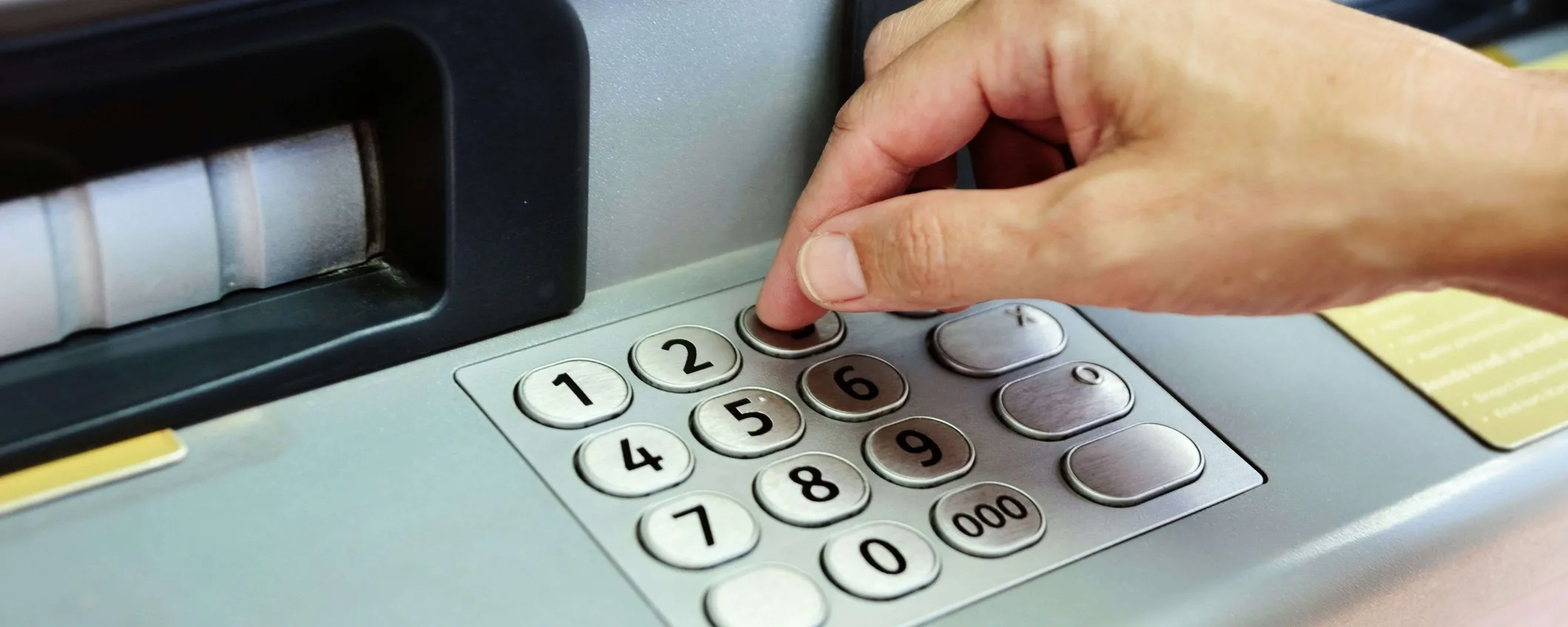 Postamat, a cosa serve il tasto 9: così puoi prelevare con lo smartphone senza inserire la carta
