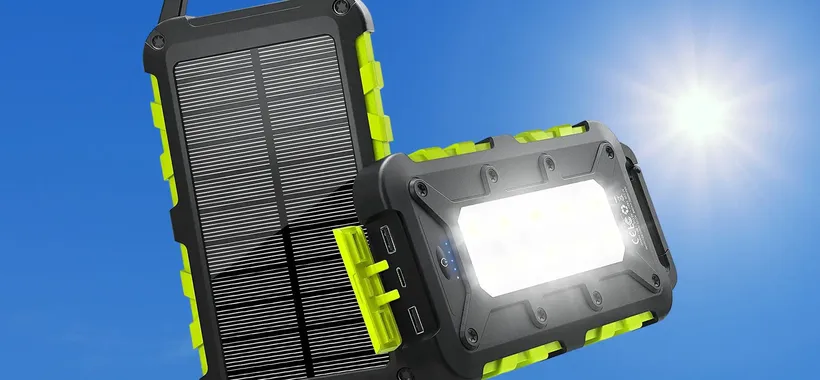 Impressionante powerbank solare con potente torcia: prezzo INASPETTATO (22€)