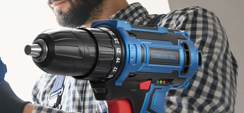 Trapano avvitatore a batteria con 75 accessori: il prezzo è stracciato (32€)