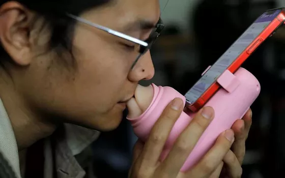 Spopola in Cina il gadget per smartphone per baciarsi a distanza