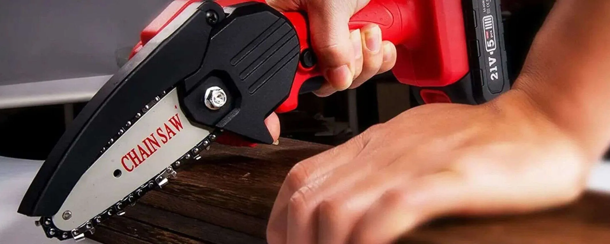 Motosega con 2 batterie a 26€: kit super accessoriato a prezzo SHOCK
