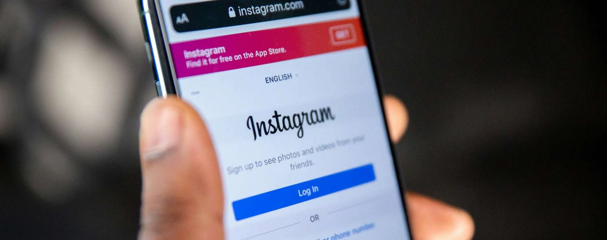 Instagram blocca migliaia di profili: utenti su tutte le furie