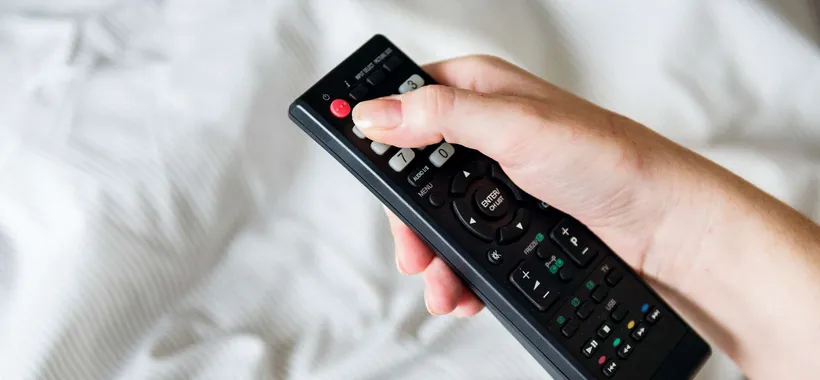 Il telecomando della tua tv ha dei riferimenti nascosti: scopri quali sono