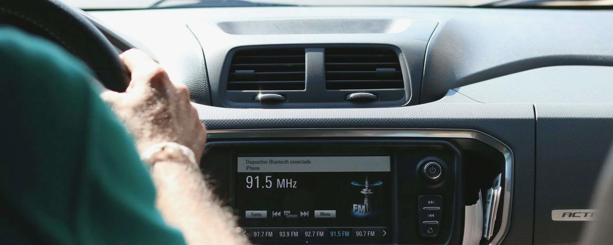Auto nuove in Italia, obbligo di antenna FM e DAB+: via libera dell’Europa alla normativa
