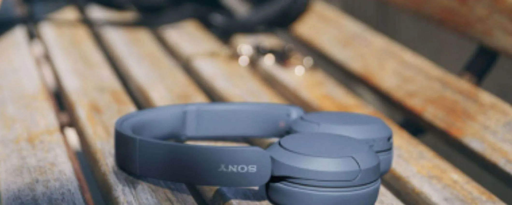 Spettacolari cuffie Sony in sconto su Amazon: 50 ore di musica su iPhone e Android