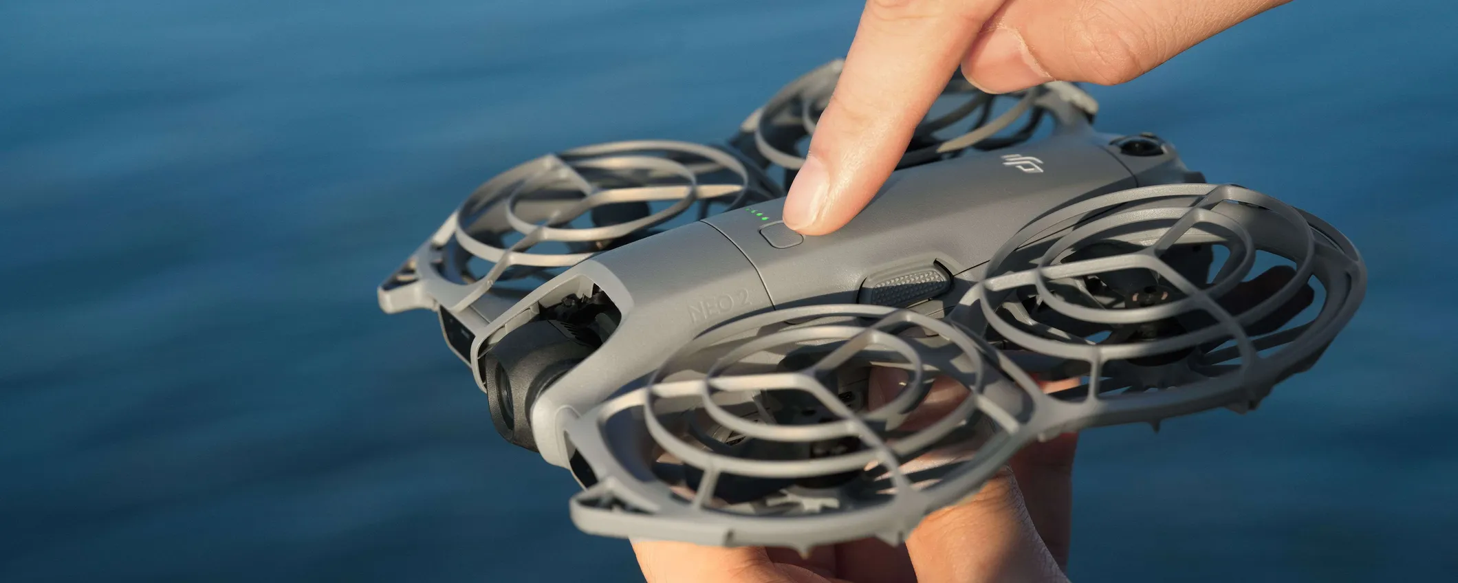 DJI Neo 2, il mini-drone che punta su gesture, tracciamento avanzato e semplicità d’uso