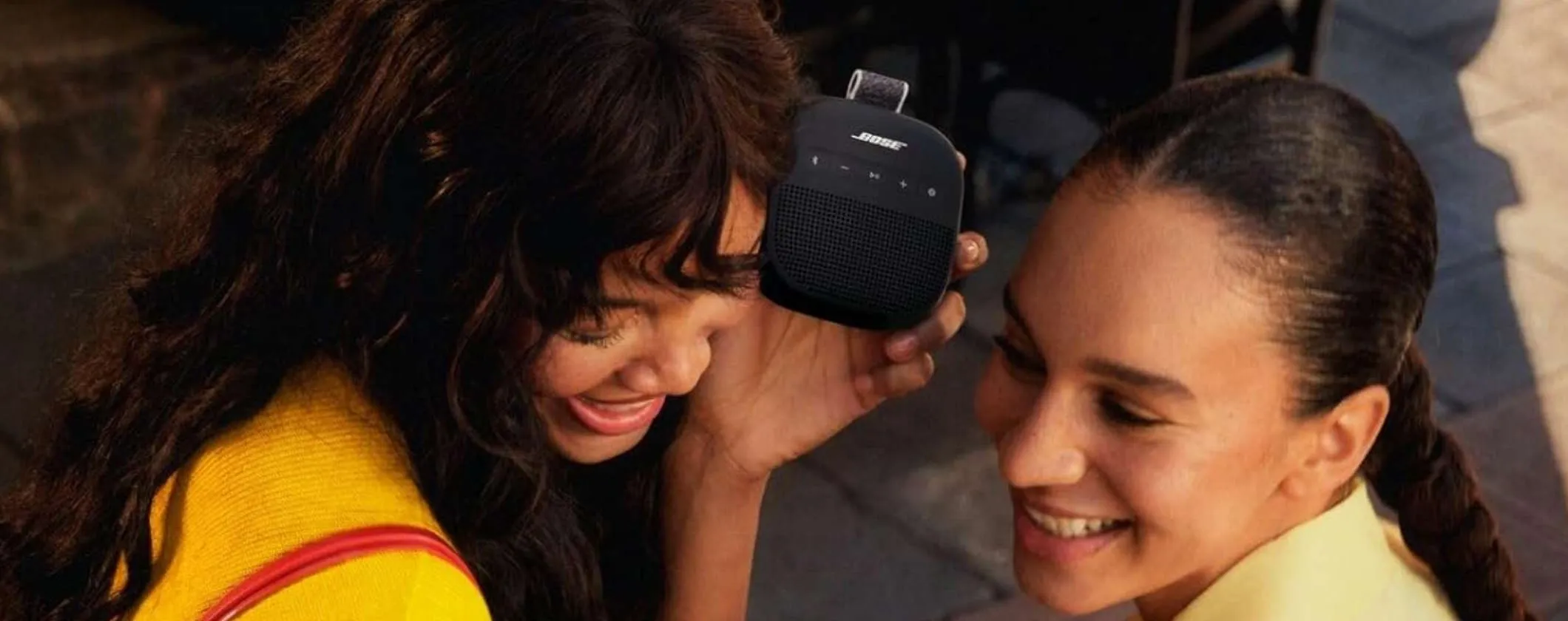 Bose SoundLink Micro (2ª Gen) con il laccetto per agganciarlo ovunque è super