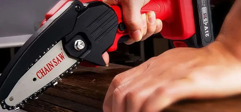 Motosega con 2 batterie a 26€: kit super accessoriato a prezzo SHOCK