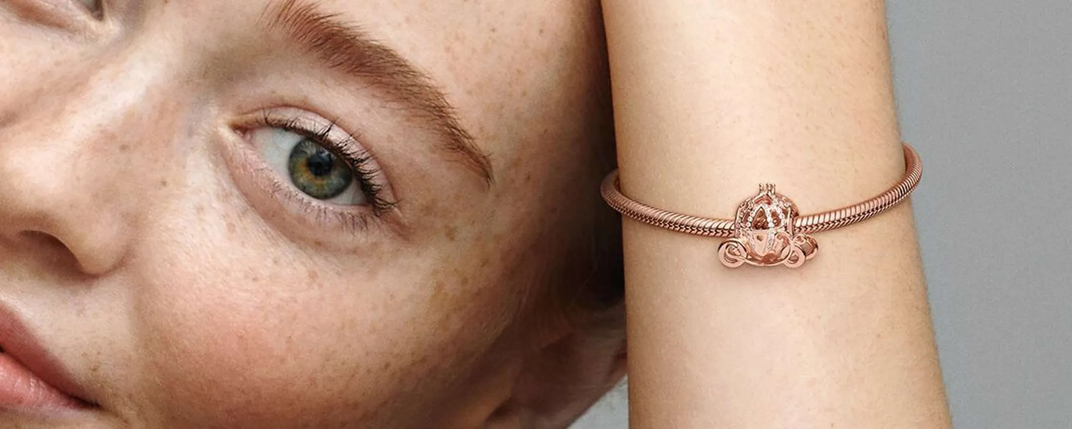 Pandora svende i suoi gioielli: sconti fino al 50% su charm, anelli e bracciali