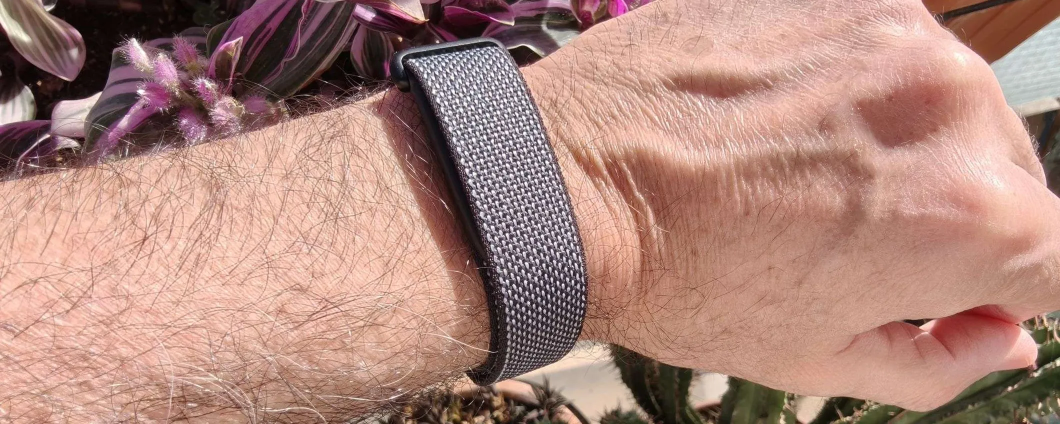Fitbit Air: il bracciale senza display che vuole battere gli smartwatch | Recensione