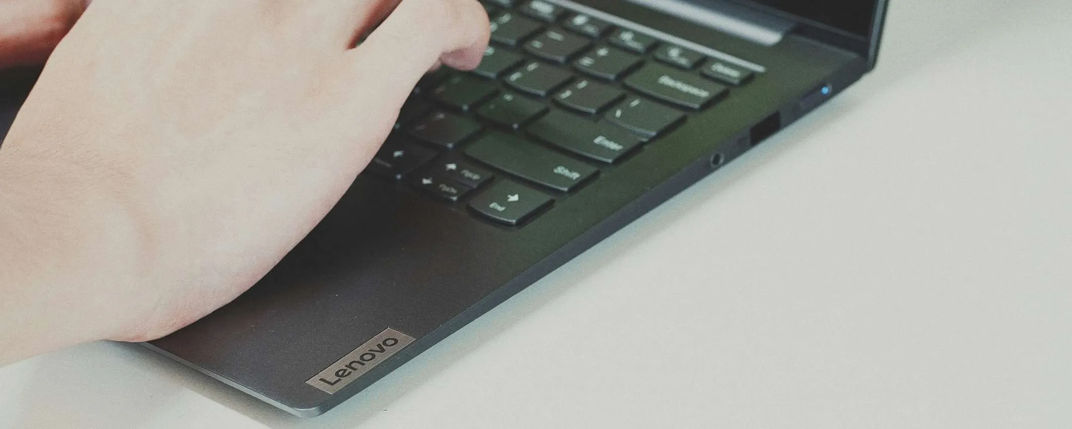 Un ibrido tra pc e console portatile: è il nuovo asso nella manica di Lenovo