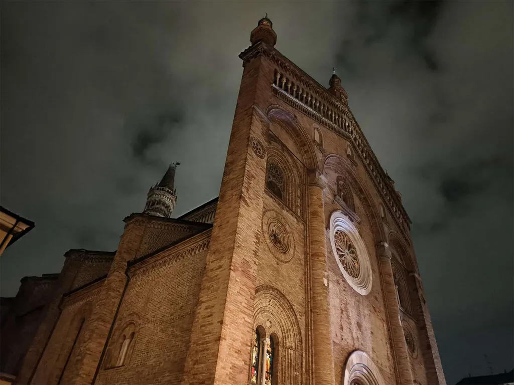 Il Duomo di Crema immortalato con modalità dedicata alla fotografia in notturna