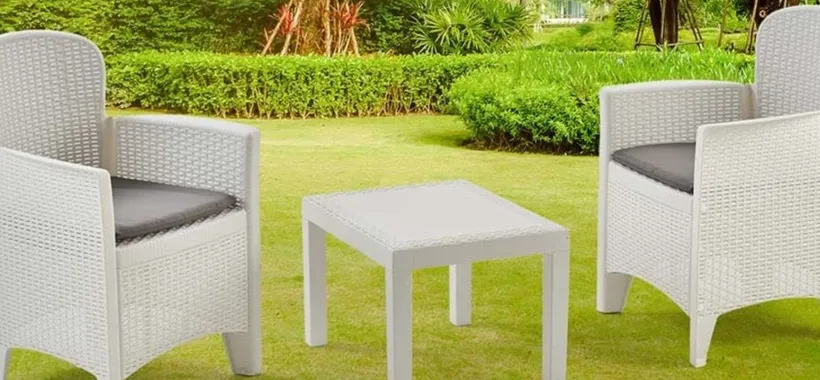 Due poltrone e tavolino: il set per giardino o balcone costa NIENTE (79€)