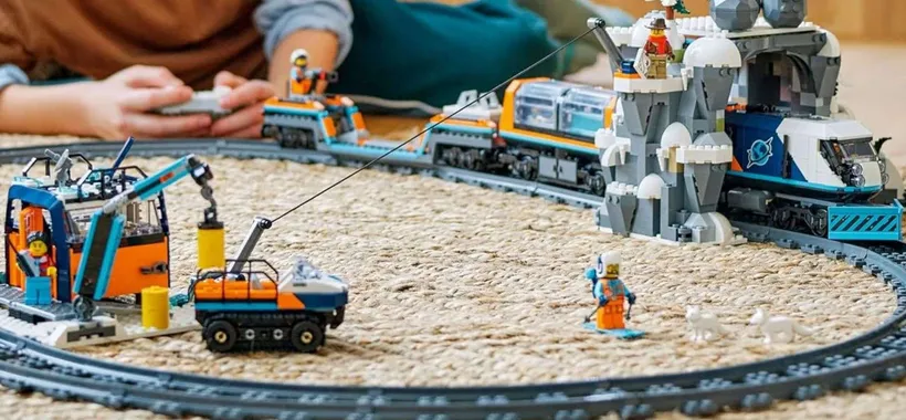 Trenino LEGO telecomandato con 22 binari, gru e spazzaneve: set in SCONTO Amazon