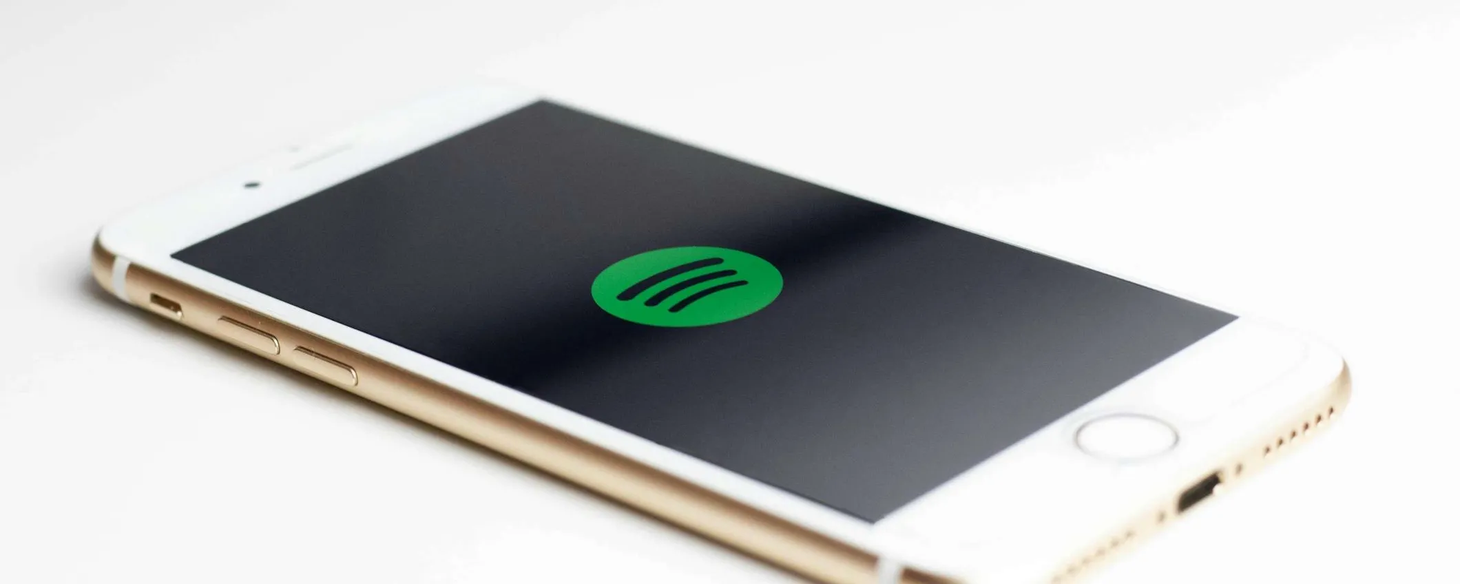 Spotify etichetta gli artisti AI e li toglie dai consigli
