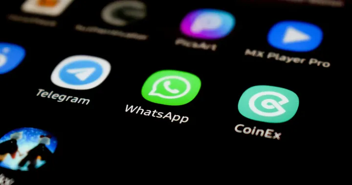 WhatsApp porta il design Liquid Glass nelle chat iPhone