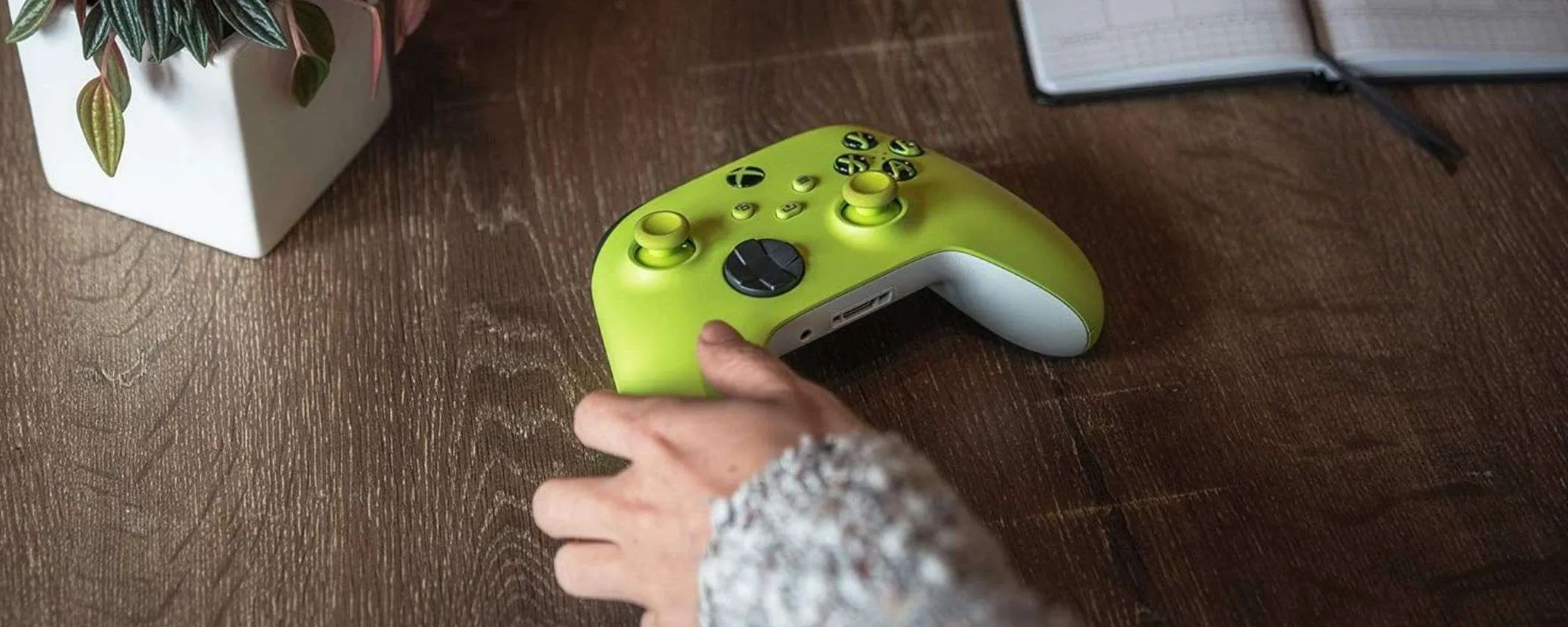 Controller Xbox ufficiale Electric Volt: su Amazon c'è uno sconto SHOCK (-35%)