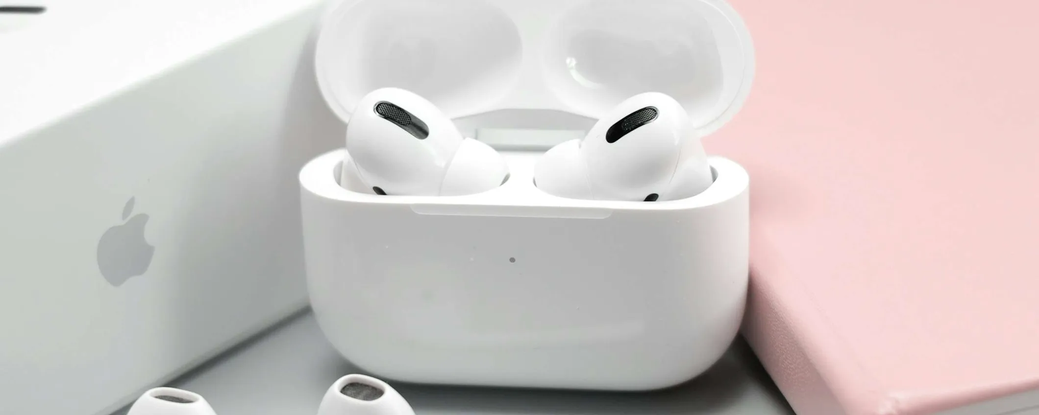 AirPods, Apple testa nuove funzioni con il firmware beta