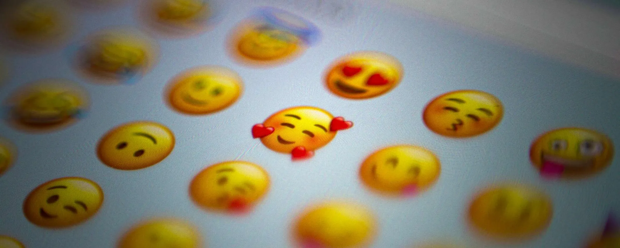 WhatsApp prepara le reazioni con qualsiasi emoji su iPhone