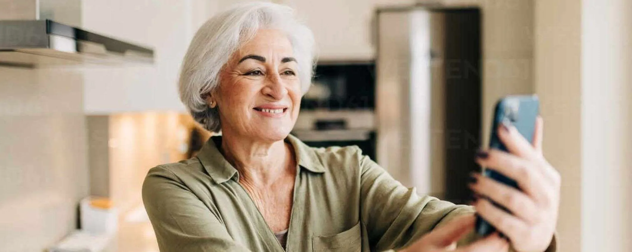 Nonni sempre connessi: lo smartphone è ormai parte della quotidianità degli over 65