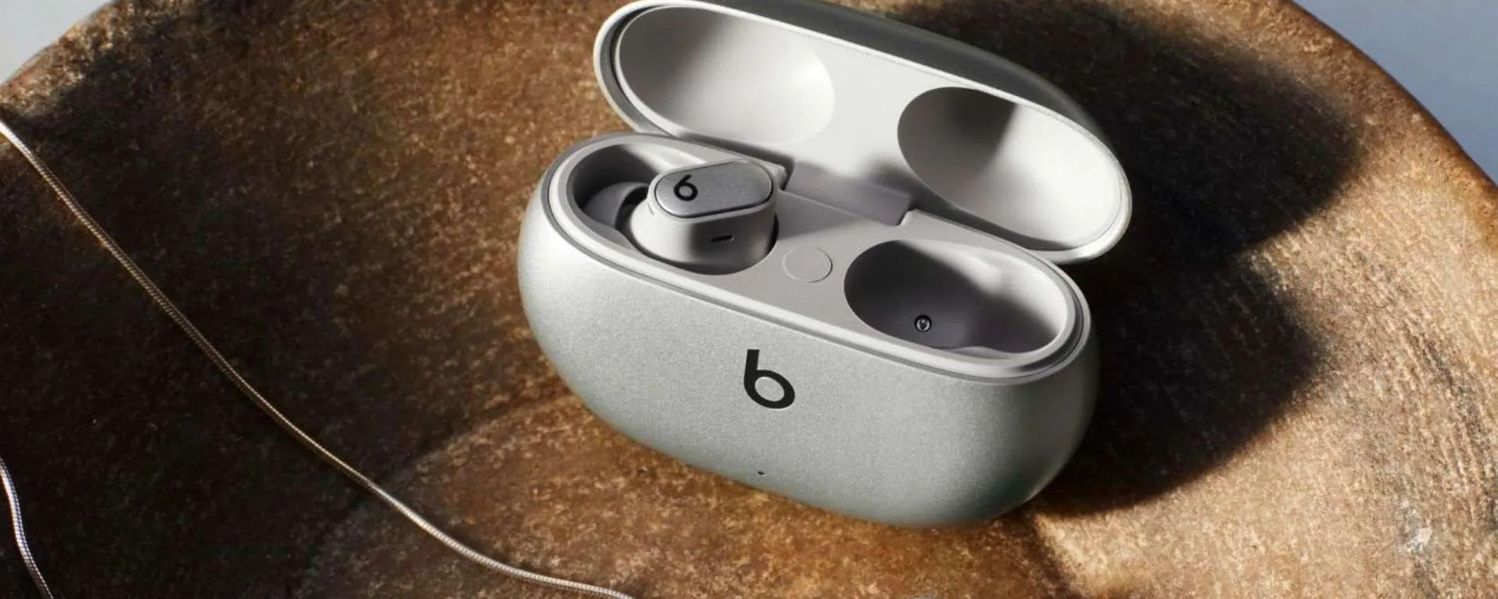 Beatds Studio Buds+ (2023) in offerta: il prezzo crolla del 30%