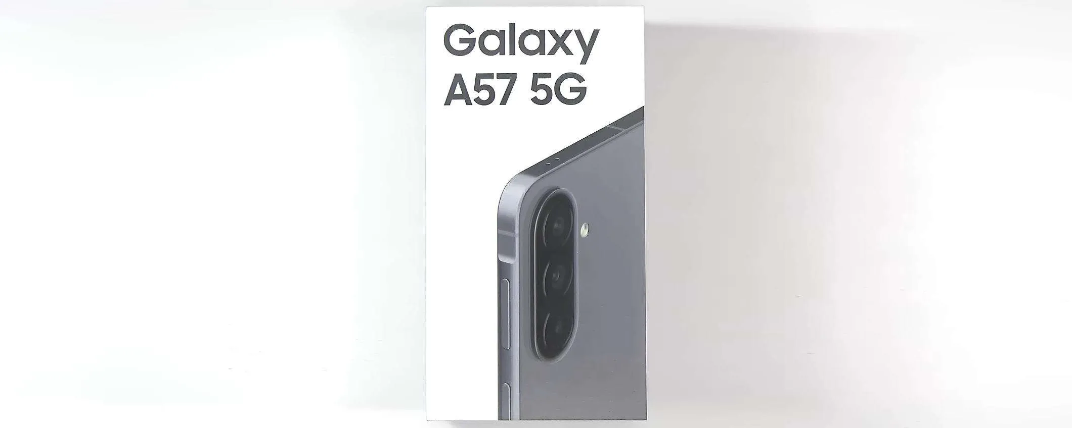 Galaxy A57: il video unboxing svela cosa manca nella confezione