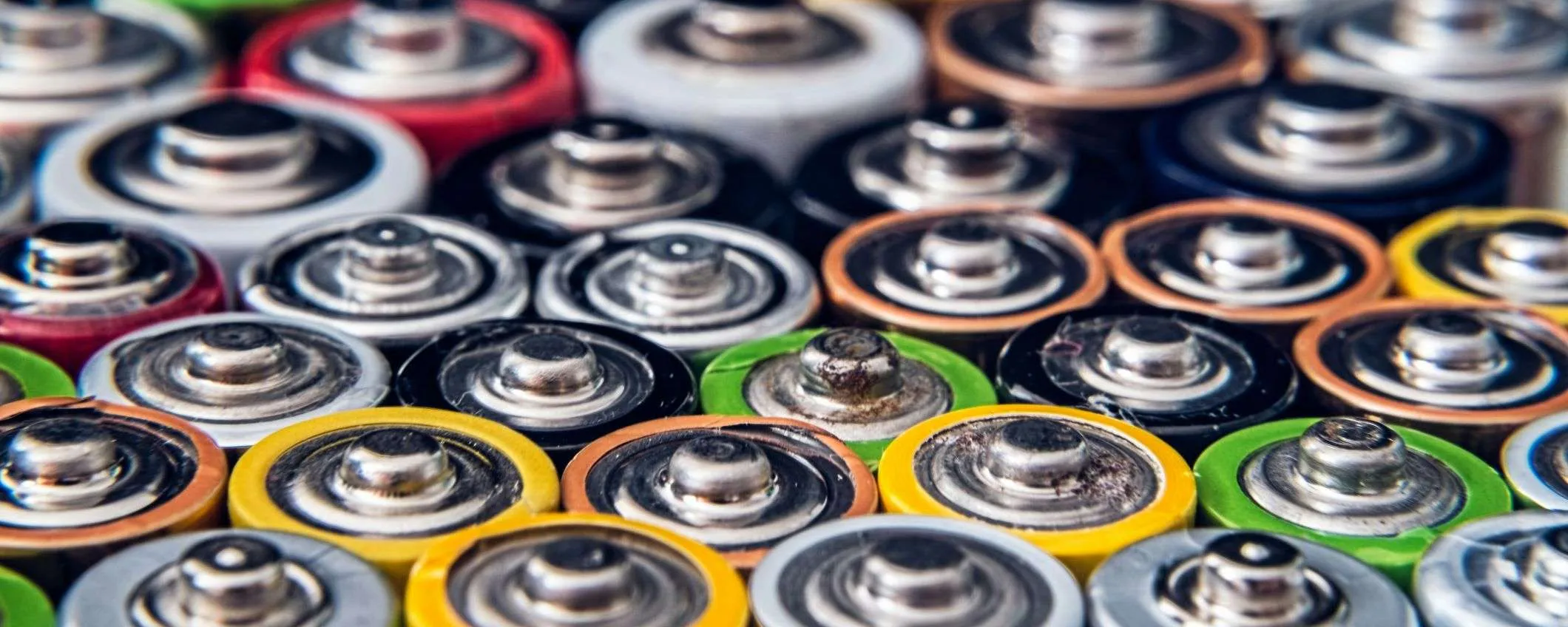 Perché nel 2026 tanti dispositivi usano ancora le batterie AA? La risposta è più semplice di quanto pensi
