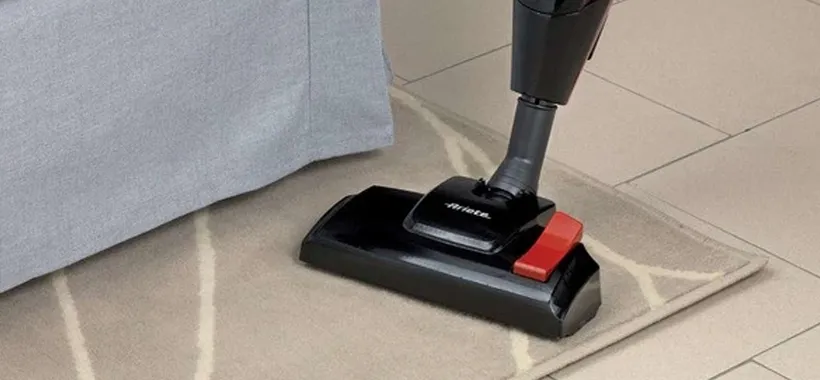 Pulizie pratiche a prezzo economico: scopa elettrica 2 in 1 Ariete in offerta a meno di 50€