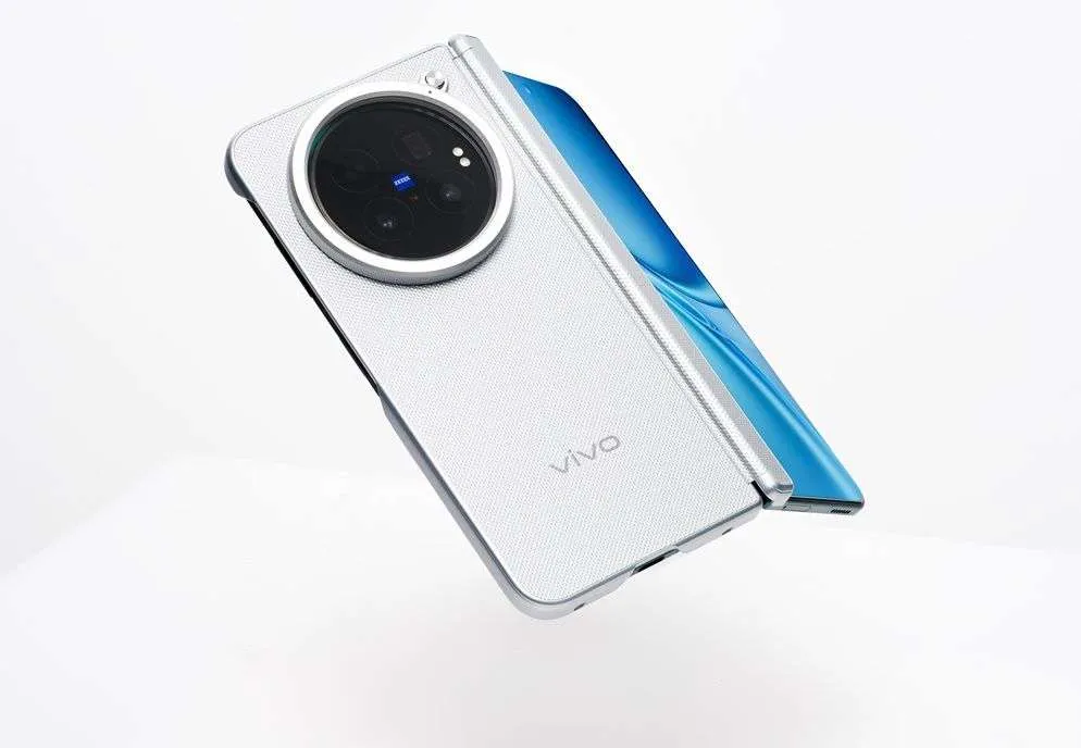 vivo X Fold6 arriva in Italia: il pieghevole punta tutto su fotocamera ZEISS e batteria da 7.000 mAh