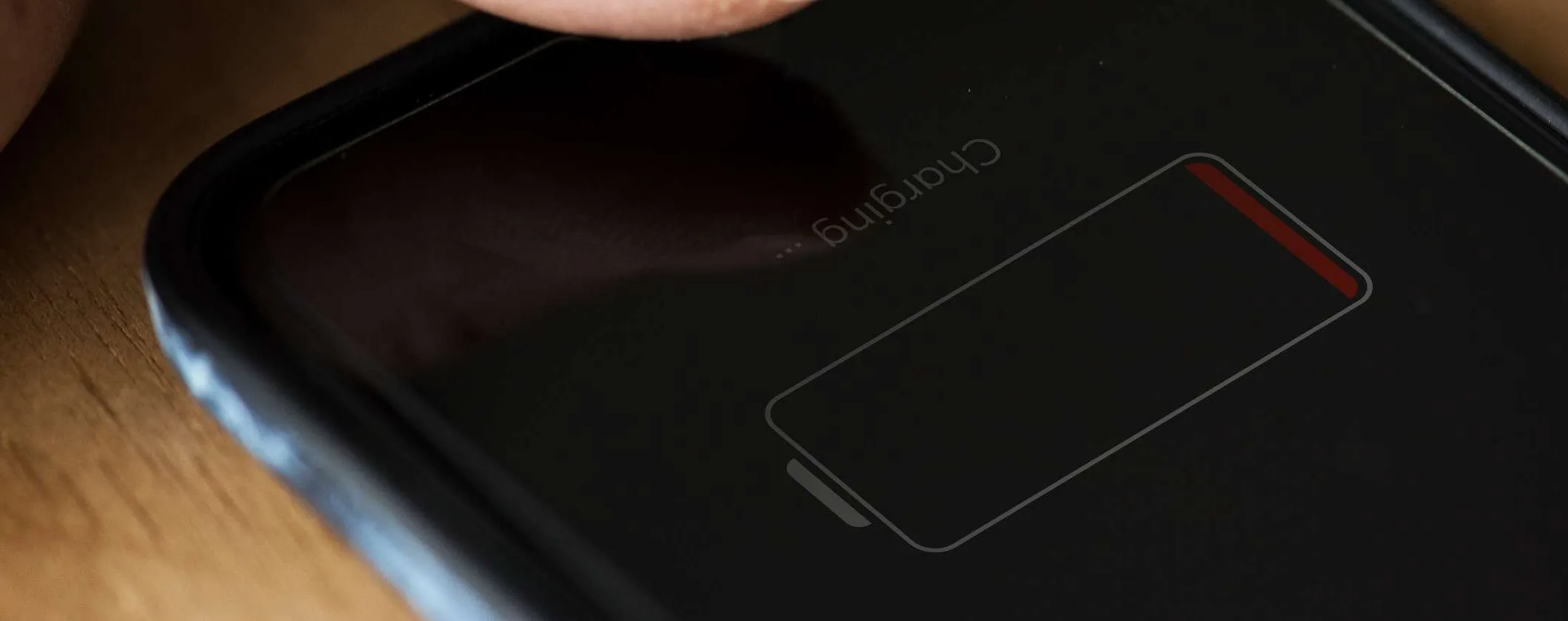Carichi lo smartphone al 100%? Scopri se stai danneggiando la batteria