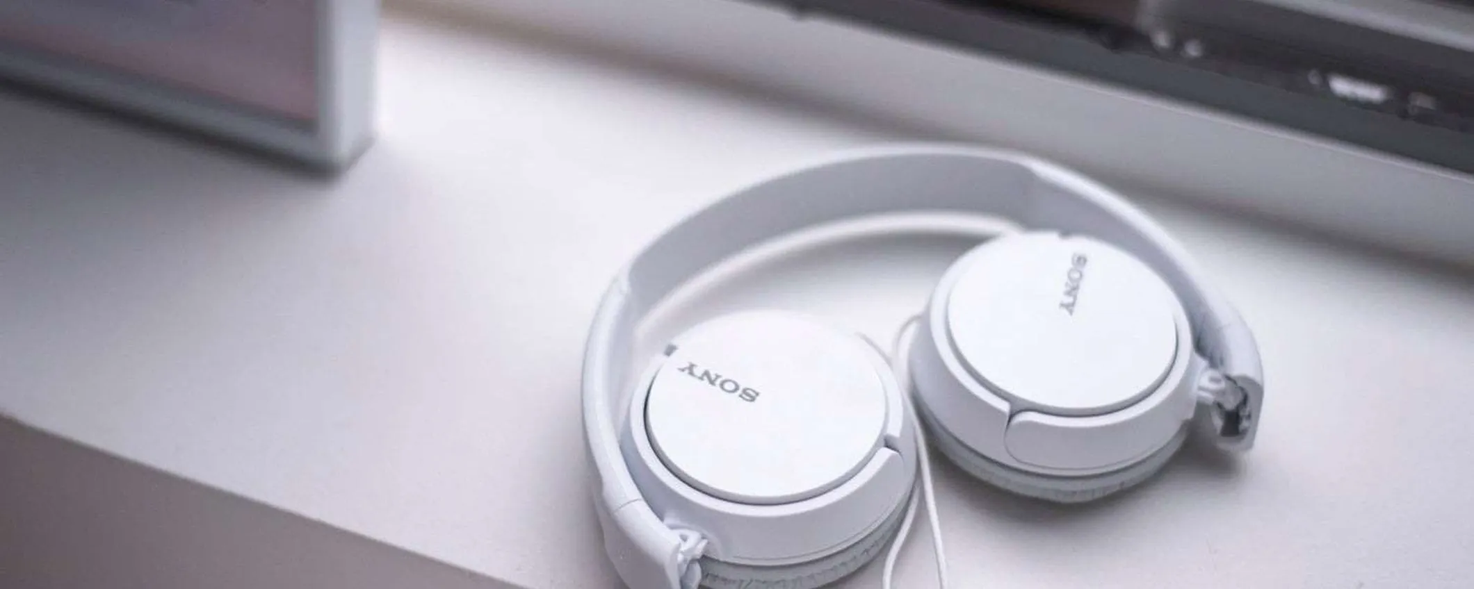 Queste cuffie con microfono di Sony costano solo 11,99€ su Amazon