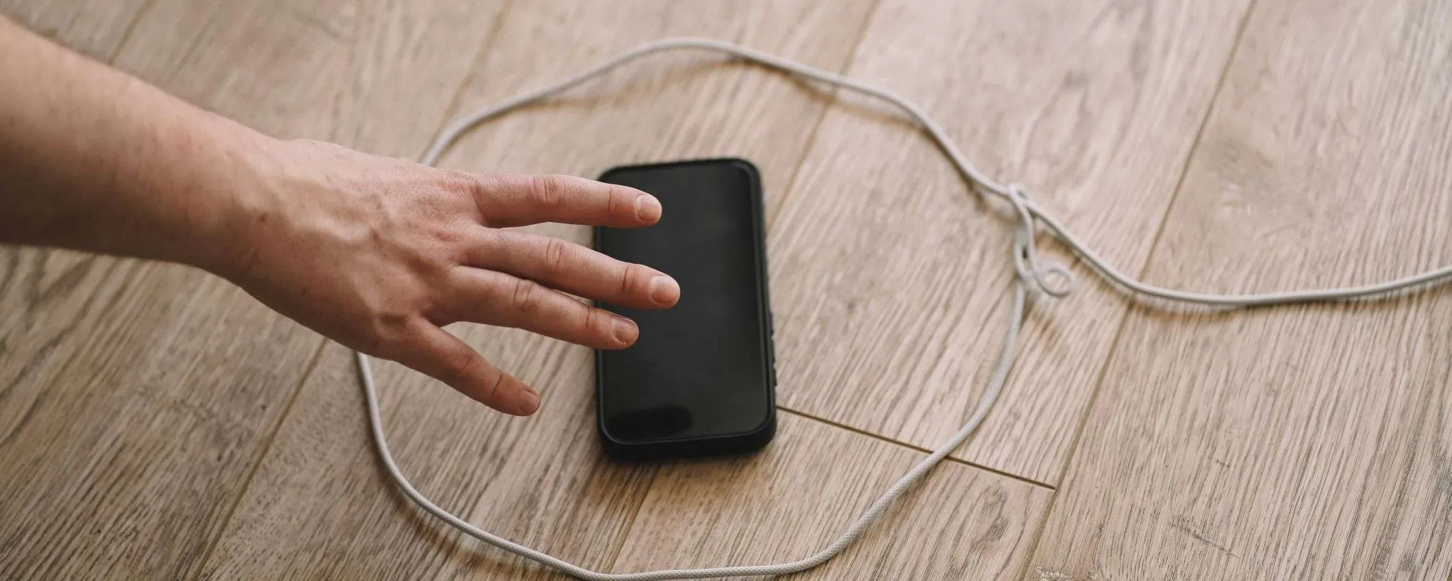 Usare lo smartphone mentre è in carica rovina davvero la batteria? Ecco cosa c'è di vero
