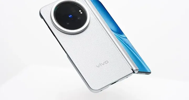 vivo X Fold6 arriva in Italia: il pieghevole punta tutto su fotocamera ZEISS e batteria da 7.000 mAh