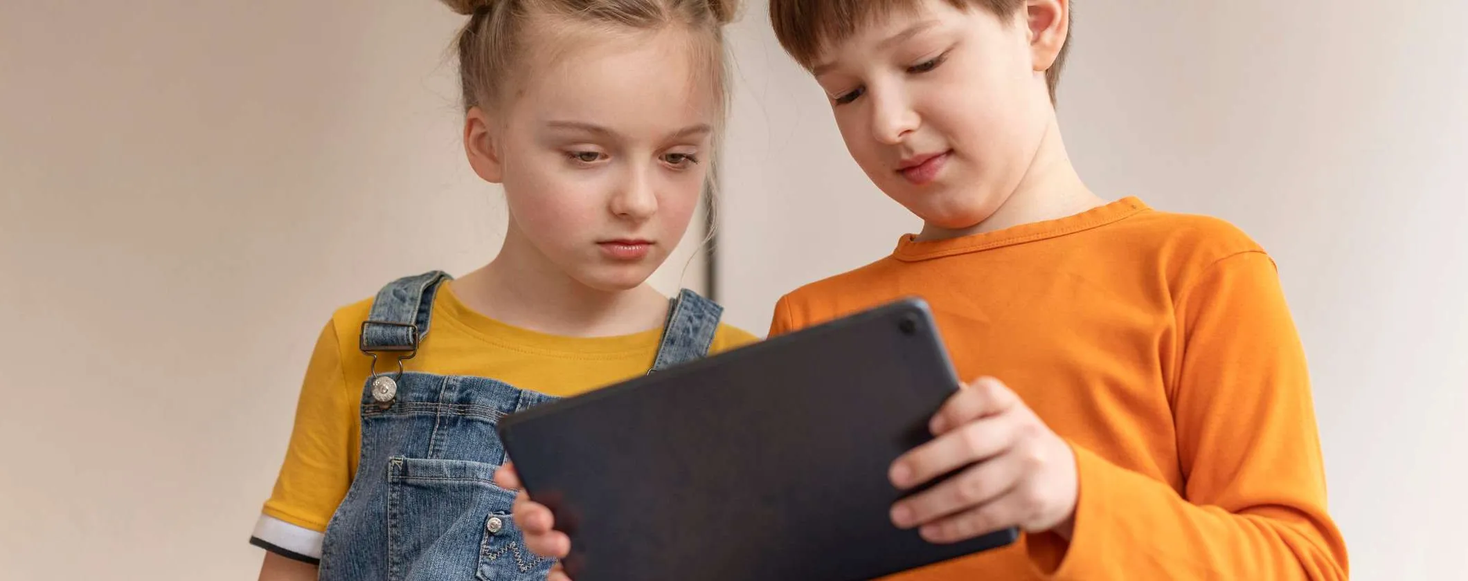 Poco sonno e troppe ore davanti a tablet e TV: i rischi per i bambini