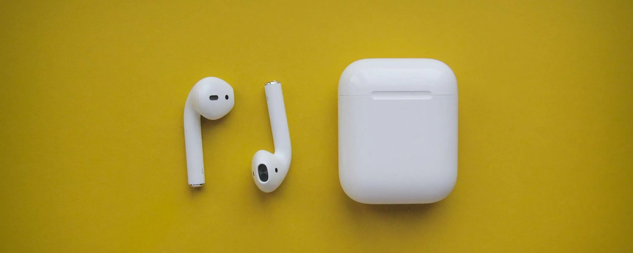 OpenAI vuole sostituire le AirPods con degli auricolari dal design 
