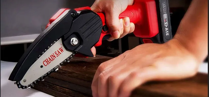 Motosega a 24,99€ con 2 batterie e valigetta: potature eccezionali, promo WOW