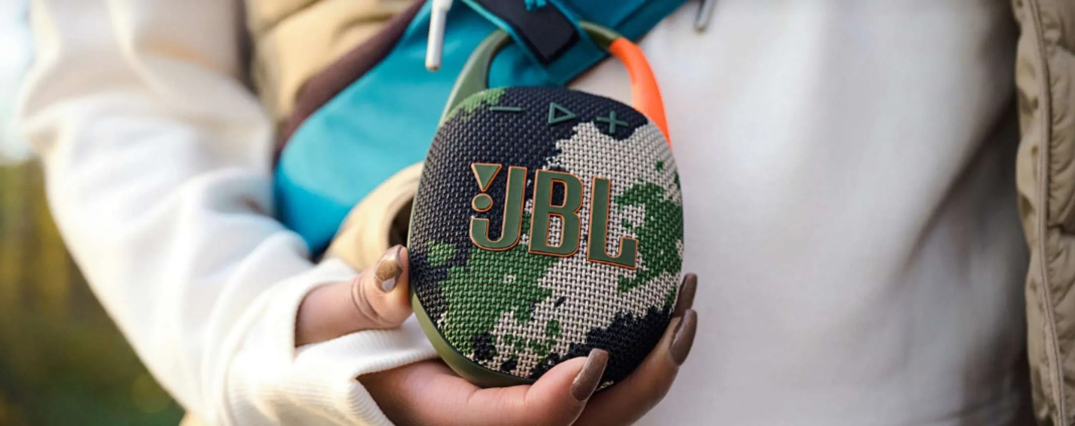 JBL Clip 5: lo speaker Bluetooth con suono spaziale che attacchi dove vuoi