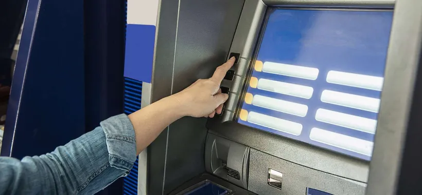 Stampi la ricevuta al bancomat? Ecco perché dovresti evitarlo